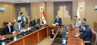 Le président de l'Université de Mansoura tient une réunion pour suivre le système de réservation en ligne des cliniques externes des hôpitaux et centres médicaux