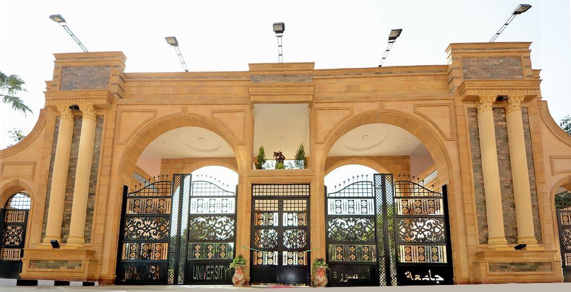 رئيس جامعة المنصورة يمنح مكافأة للمعيدين والمدرسين المساعدين بمناسبة عيد الأضحى