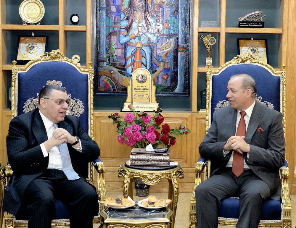 رئيس جامعة المنصورة يستقبل مساعد وزير الخارجية قبيل ندوة «العمل الدبلوماسي»