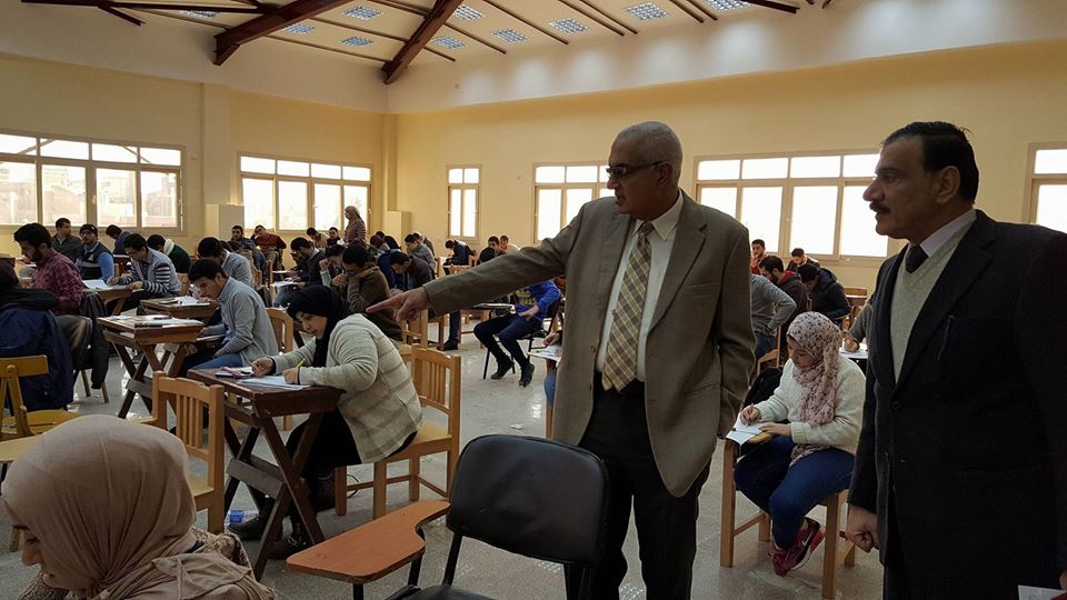 نائب رئيس جامعة المنصورة يتفقد سير أعمال امتحانات الفصل الدراسى الأول 2017-2018