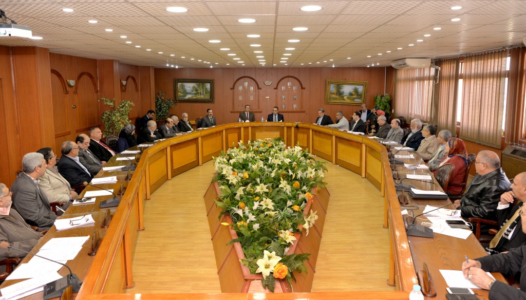 رئيس جامعة المنصورة يعقد لقاء مع مجلس كلية الهندسة لمناقشة عمليات التطوير وتحديث المعامل