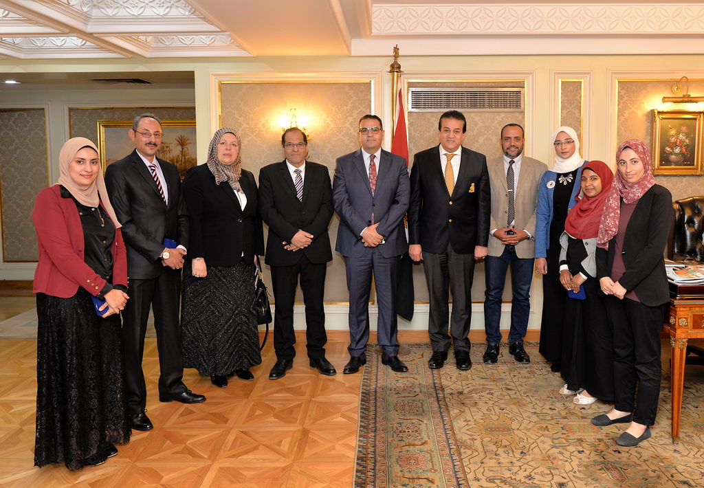 The Minister of Higher Education honors the President of Mansoura University and the research team of the Mansourasaurus dinosaur