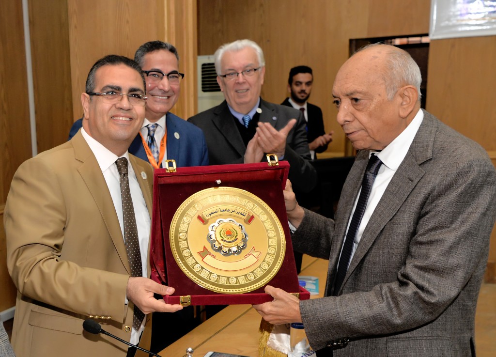 Mansoura University grants prof/ Mohamed Ghoneim the highest rate award for reference citations