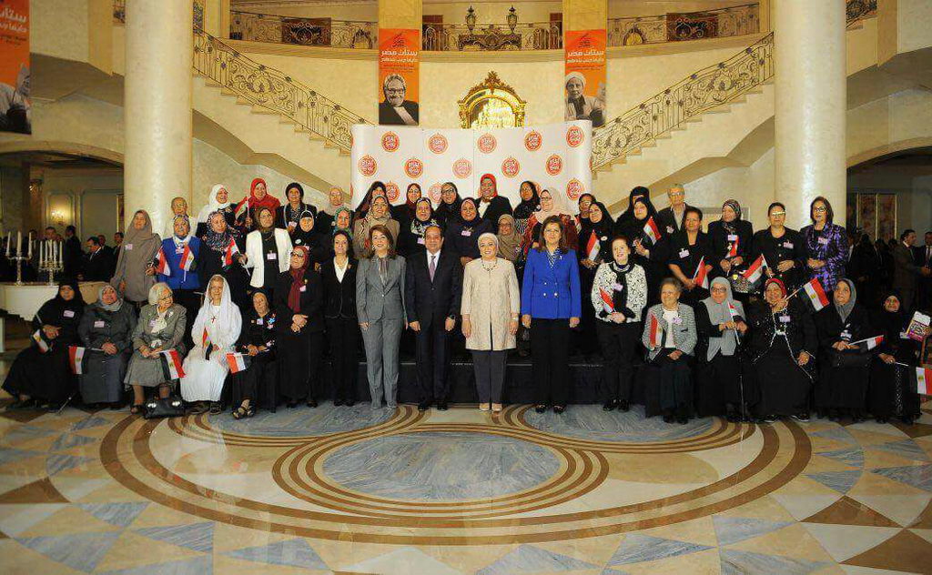 رئيس الجمهورية يكرم نائبة رئيس جامعة المنصورة الأسبق خلال احتفالية المرأة المصرية