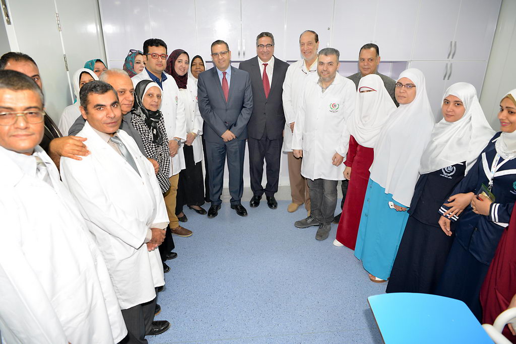 رئيس جامعة المنصورة في زيارة تفقدية بمستشفى الباطنة التخصصى