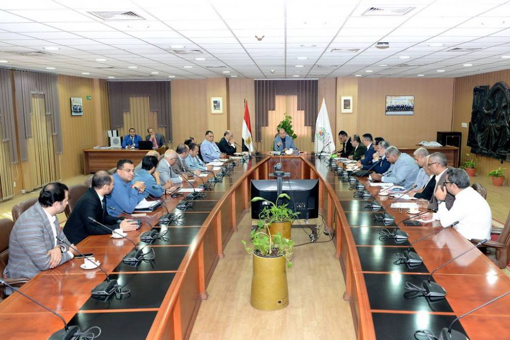 President of Mansoura University discusses the development of the electronic reservation system for outpatient clinics in hospitals and medical centers via the Internet