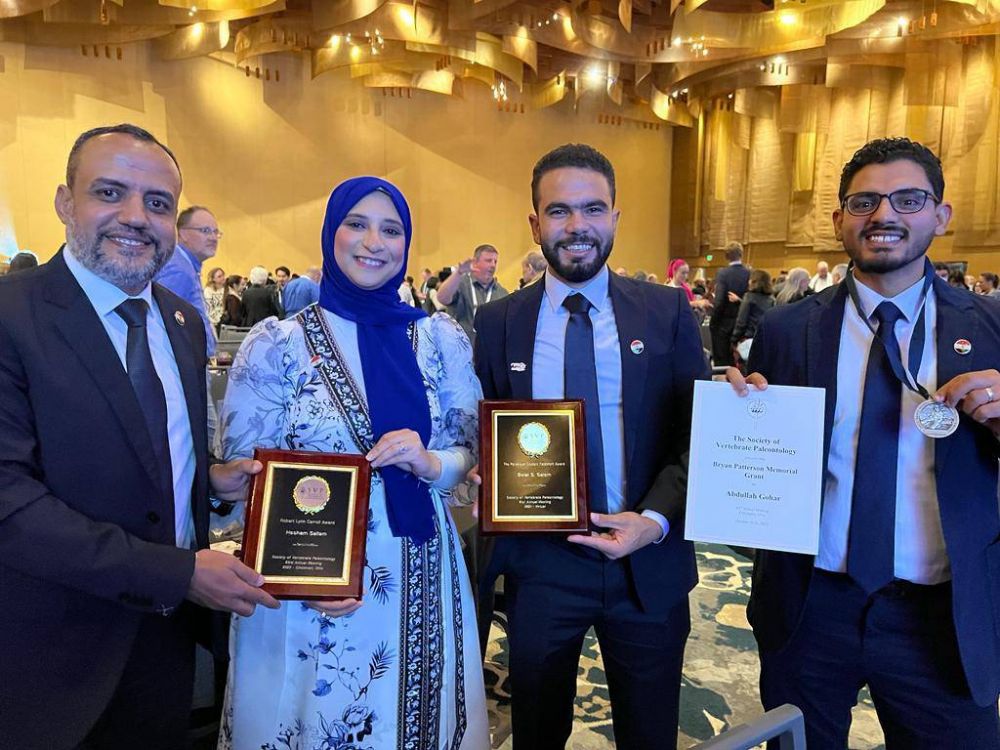 L'équipe du Centre de Paléontologie de l'Université de Mansoura remporte cinq prix à la Conférence Internationale de la Société de Paléontologie des Vertébrés (SVP)