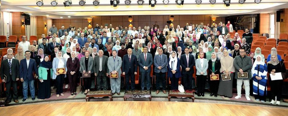 President of Mansoura University and the Governor of Dakahlia witness the conclusion of the training program for raising the efficiency and qualification of doctors to assume leadership and administrative positions in hospitals and health departments