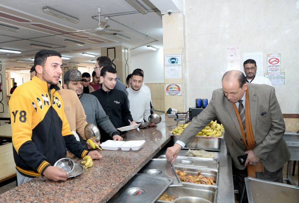 رئيس جامعة المنصورة يفاجئ المدن الجامعية بزيارة لمتابعة مستوى الخدمات