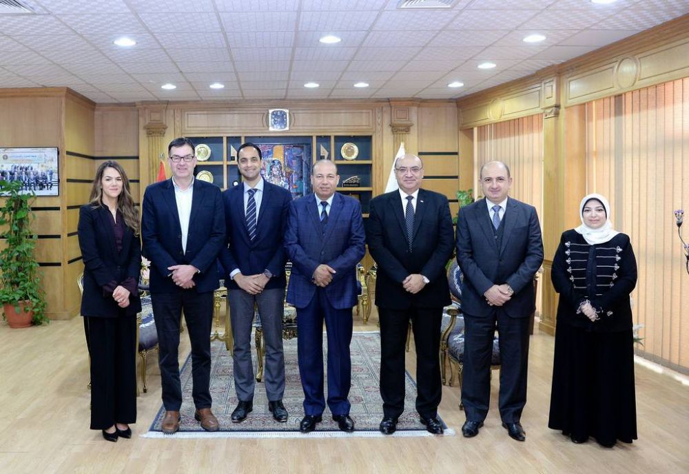 رئيس جامعة المنصورة يَسْتقبل وفد "جامعة مانشستر" في إطار زيارتهم لكلية طب الأسنان