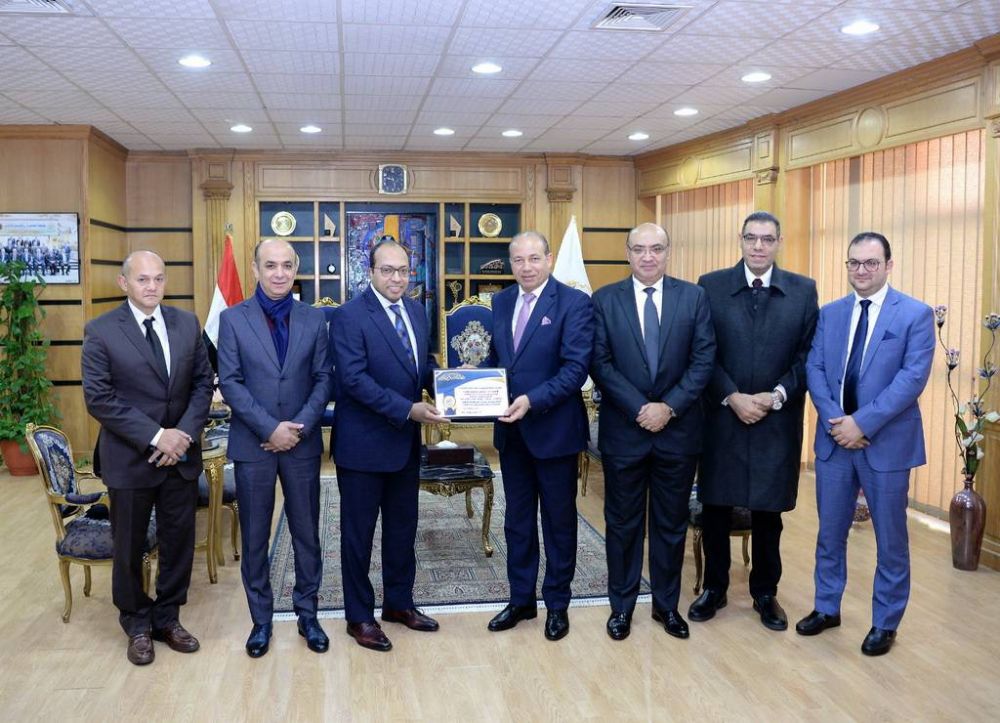 جامعة المنصورة تُكرم الفريق المشارك بإجراء أول عملية بالعالم لبناء صمامات الأورطى والرئوي بأنسجة ذاتية