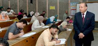 رئيس جامعة المنصورة يتفقّد لجان الامتحانات بكليات الحقوق وطب الأسنان والهندسة والطب البيطري
