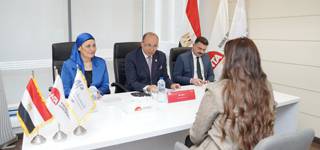 رئيس جامعة المنصورة يُشارك في اختبارات برنامج 