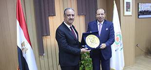 رئيس جامعة المنصورة يستقبل رئيس جامعة الفلوجة العراقية لبحث سبل التعاون الأكاديمي والعلمي المشترك‎