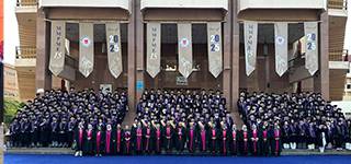 Le Président de l'Université de Mansoura assiste à la remise des diplômes de la 15ème promotion du Programme d'Éducation Médicale Mansoura-Manchester