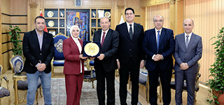 Le Président de l'Université de Mansoura honore les vice-gouverneurs du Caire et d'Alexandrie après leur prestation de serment constitutionnel