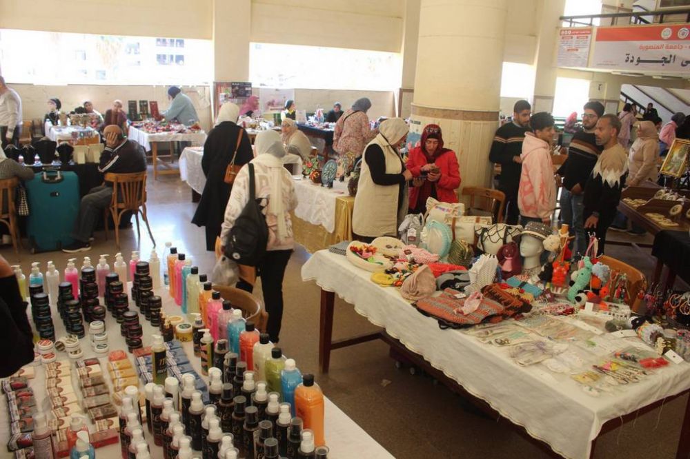 جامعة المنصورة تُنظِّم معرض «أيادي مصر» رقم 42 بكلية الآداب، بالتعاون مع محافظة الدقهلية، دعمًا للحرف اليدوية والتراثية